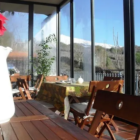 Etna Hut 3*