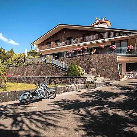 Etna Hut Николози