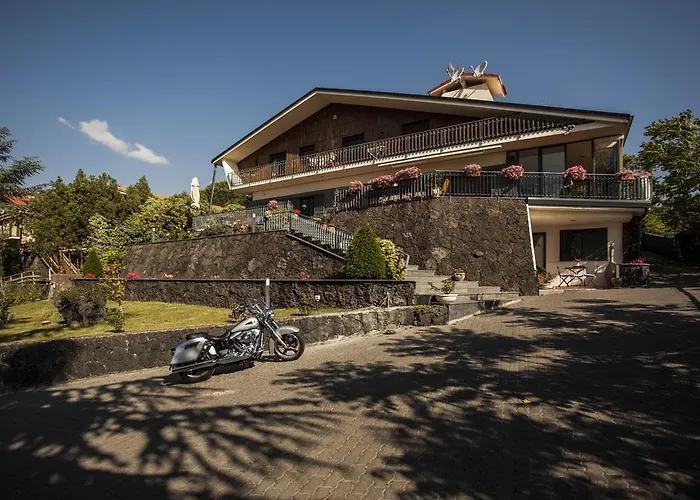 Etna Hut Bed and breakfast